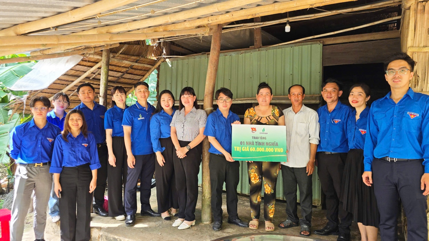 Đoàn thanh niên Petrovietnam trao tặng nhà tình nghĩa và quà cho trẻ em khó khăn tại Sóc Trăng Đoàn thanh niên Petrovietnam trao tặng nhà tình nghĩa và quà cho trẻ em khó khăn tại Sóc Trăng