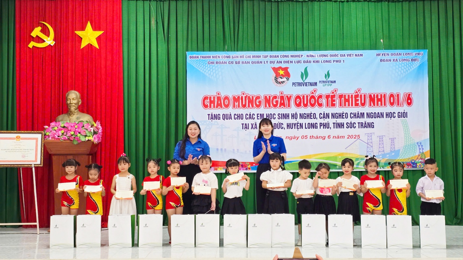 Đoàn thanh niên Petrovietnam trao tặng nhà tình nghĩa và quà cho trẻ em khó khăn tại Sóc Trăng Đoàn thanh niên Petrovietnam trao tặng nhà tình nghĩa và quà cho trẻ em khó khăn tại Sóc Trăng