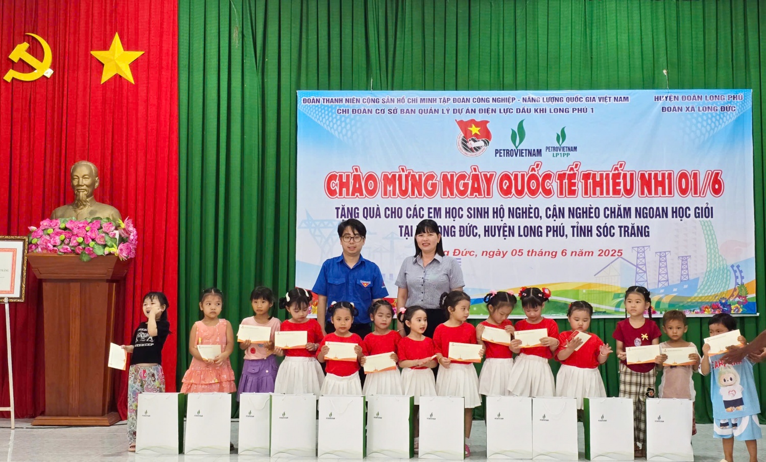 Đoàn thanh niên Petrovietnam trao tặng nhà tình nghĩa và quà cho trẻ em khó khăn tại Sóc Trăng Đoàn thanh niên Petrovietnam trao tặng nhà tình nghĩa và quà cho trẻ em khó khăn tại Sóc Trăng