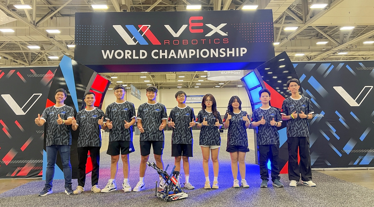 Hình 2: Mako Maniacs 50922T xuất sắc vào vòng Playoff tại VEX Robotics World Championship 2025
