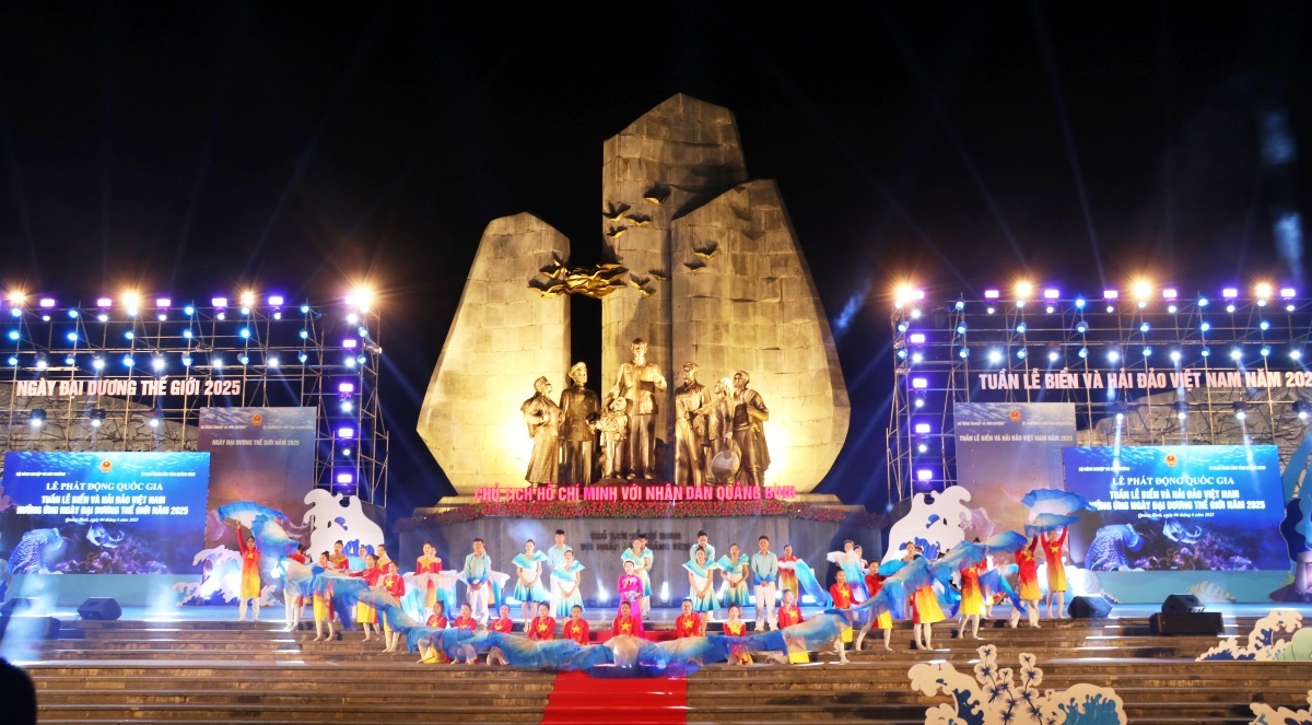 Petrovietnam trao 10 căn nhà tình nghĩa cho Quảng Bình tại Tuần lễ Biển và Hải đảo Việt Nam 2025