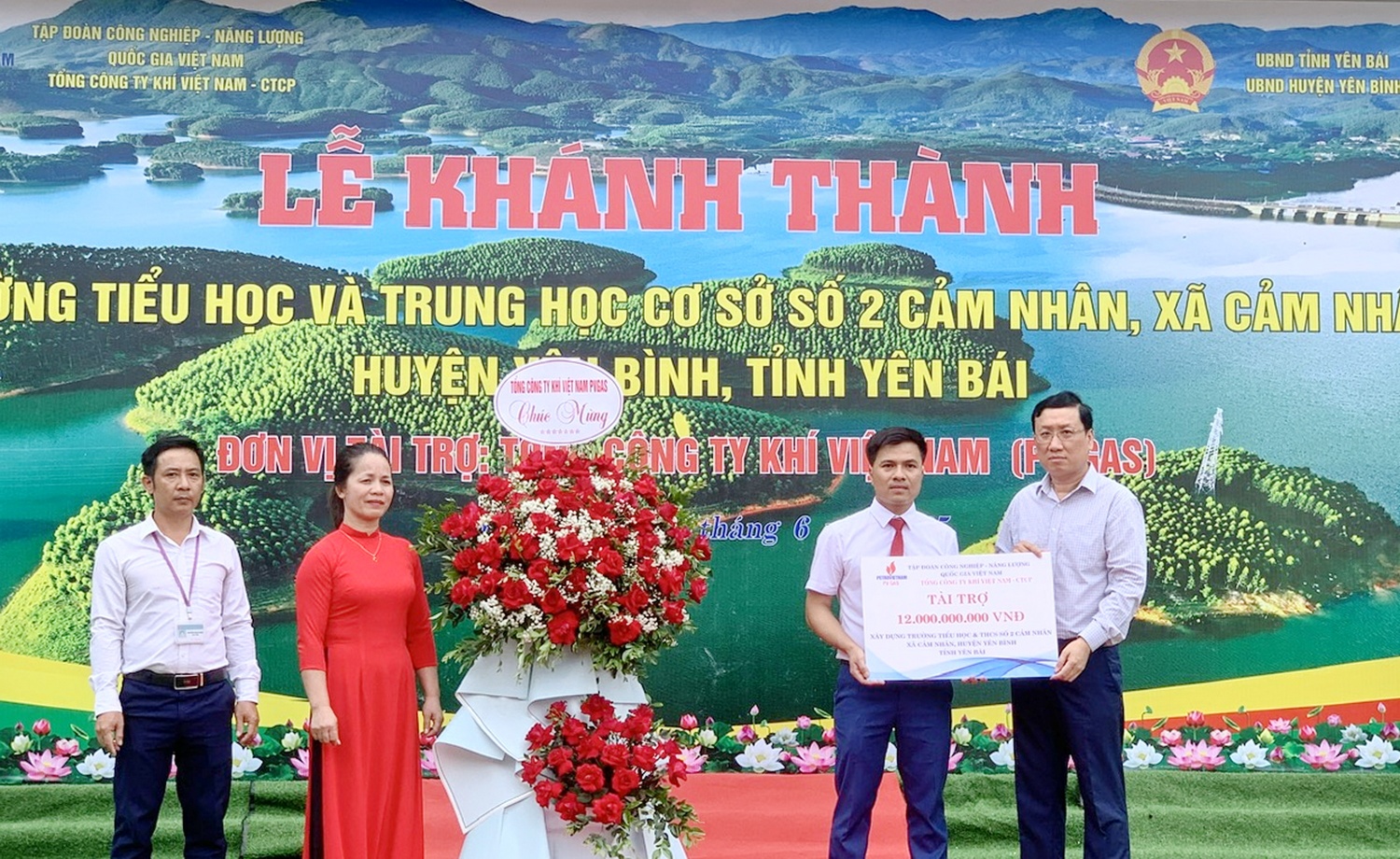 Lãnh đạo PV GAS trao chứng nhận tài trợ cho Trường TH&THCS số 2 Cảm Nhân