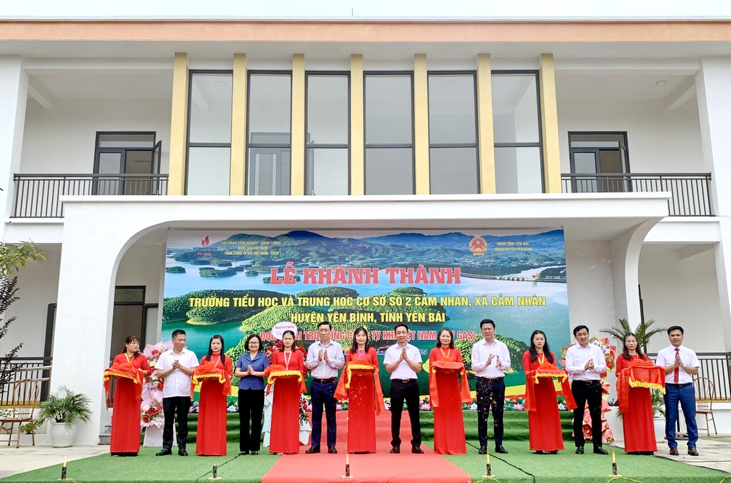 Các đại biểu thực hiện nghi thức cắt băng khánh thành cho công trình mới