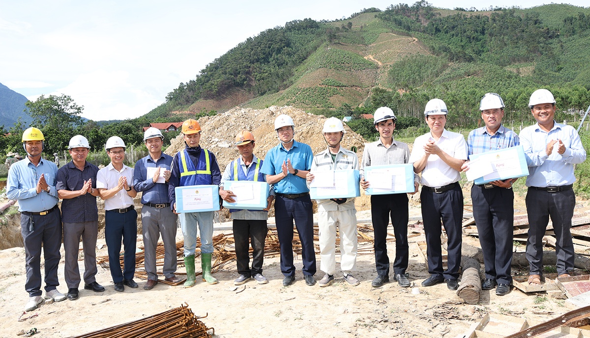 Công đoàn Điện lực Việt Nam tiếp sức người lao động tại 2 dự án trọng điểm