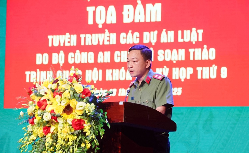 Trung tá Đào Anh Tới, Phó Cục trưởng Cục Pháp chế và cải cách hành chính, tư pháp, Bộ Công an trình bày báo cáo kết quả lấy ý kiến nhân dân vào dự thảo Nghị quyết sửa đổi, bổ sung Hiến pháp năm 2013 qua ứng dụng VNeID và kết quả xây dựng các dự án luật của Bộ Công an trình Quốc hội khóa XV tại Kỳ họp thứ 9.