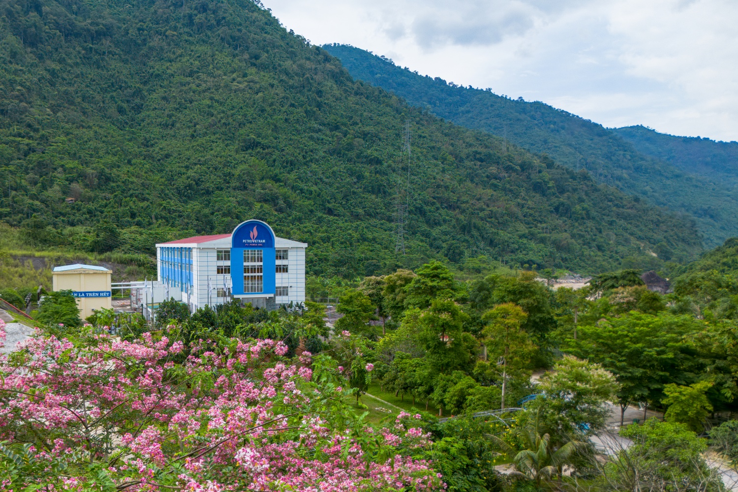 Chuyện ghi ở Nhà máy thuỷ điện Hủa Na