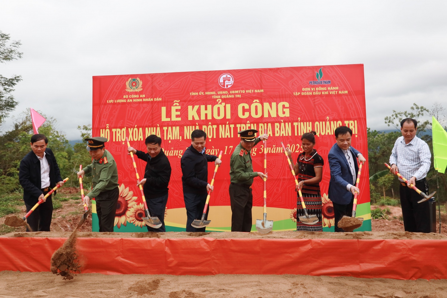 Ngọn lửa thắp sáng niềm tin nơi những vùng đất gian khó