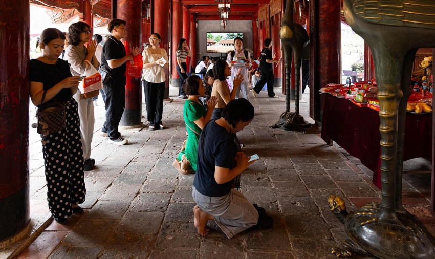 Không chỉ có người Hà Nội, mà cả những gia đình từ các tỉnh lân cận cũng tranh thủ thời gian đến thăm Văn Miếu Không chỉ có người Hà Nội, mà cả những gia đình từ các tỉnh lân cận cũng tranh thủ thời gian đến thăm Văn Miếu