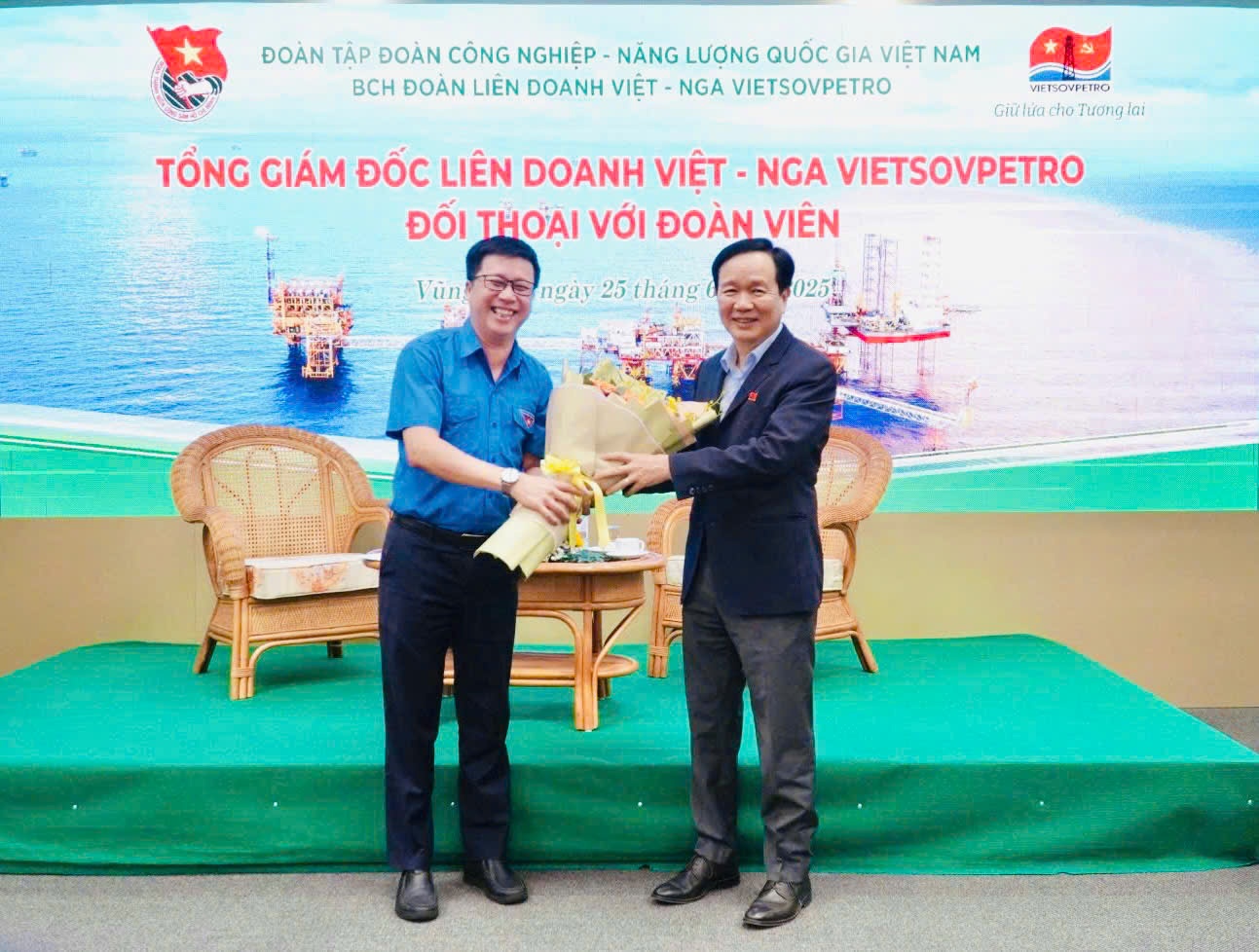 Tổng Giám đốc Vietsovpetro đối thoại cùng tuổi trẻ: Khơi dậy khát vọng, dẫn lối tương lai Tổng Giám đốc Vietsovpetro đối thoại cùng tuổi trẻ: Khơi dậy khát vọng, dẫn lối tương lai