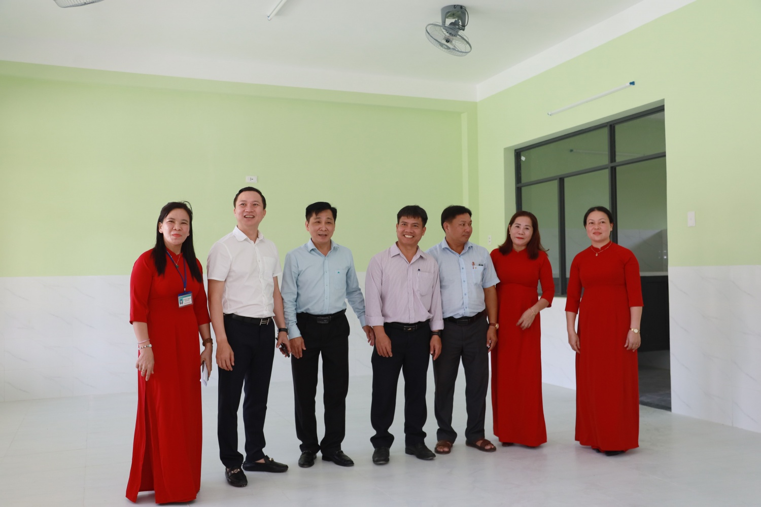 Các đại biểu tham quan, kiểm tra các hạng mục công trình tại Trường Mầm non xã Sơn Dung.