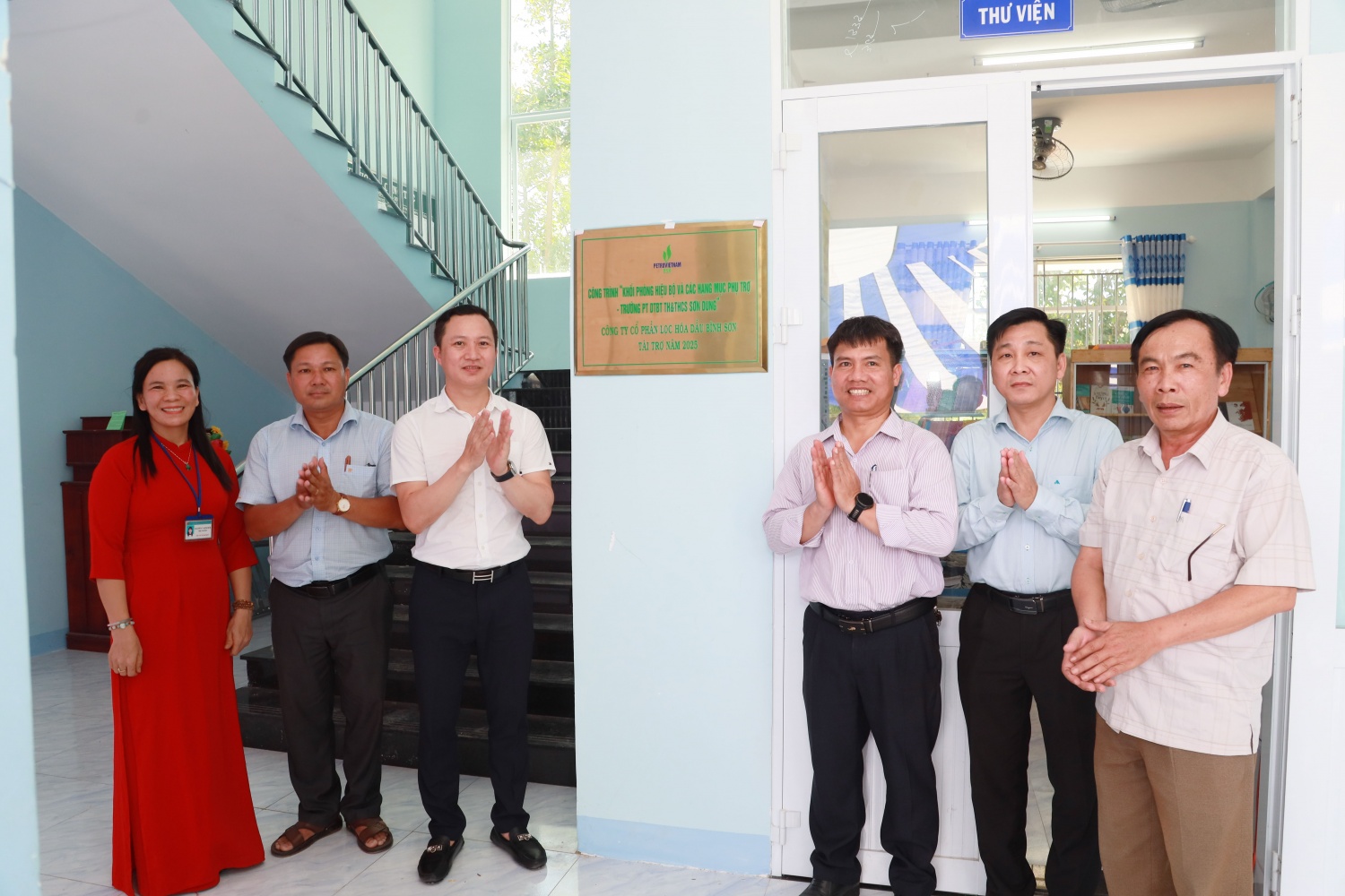 Đại diện lãnh đạo địa phương, BSR và thầy cô giáo gắn biển công trình tại Trường PT DTBT TH&THCS xã Sơn Dung.