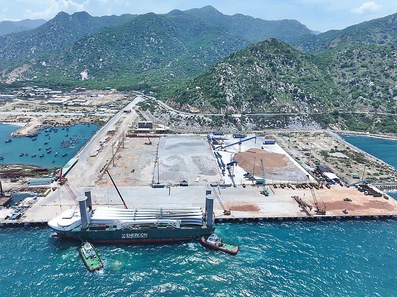Cảng biển quốc tế Trung Nam Cà Ná đón chuyến tàu chuyên chở thiết bị điện gió đầu tiên