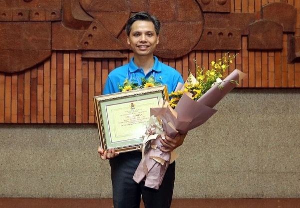 Kỹ sư Nguyễn Hữu Tùng nhận Giải thưởng Nguyễn Đức Cảnh lần III, 2018.