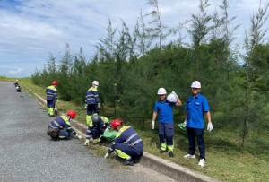 Chi đoàn Nhà máy Nhiệt điện Sông Hậu 1 ra quân vệ sinh môi trường