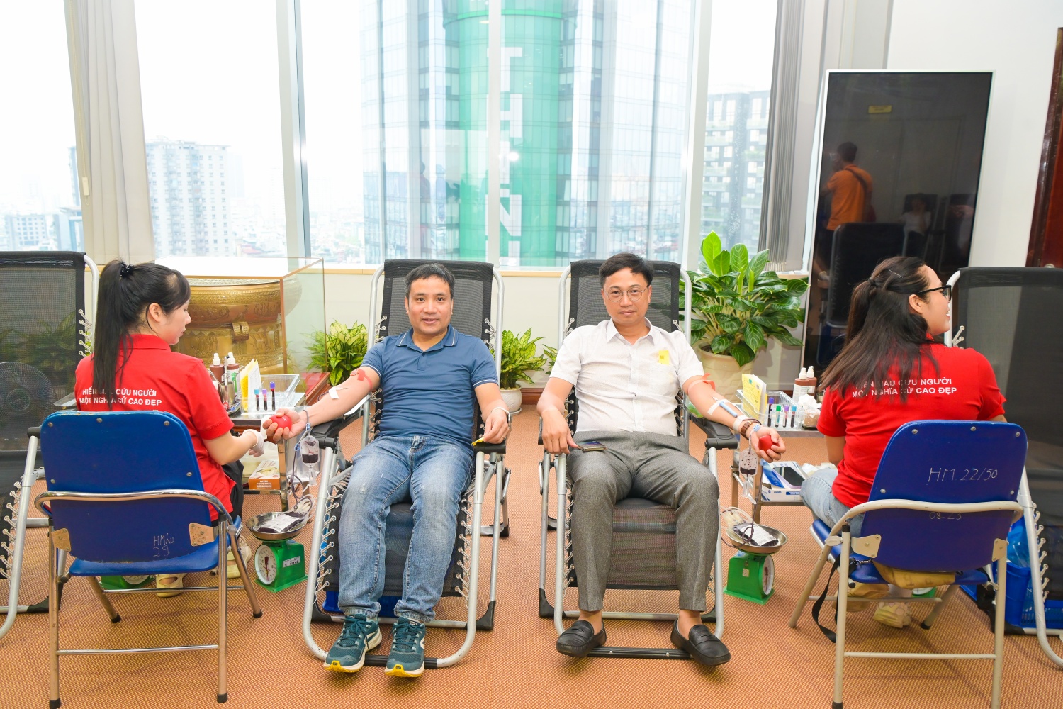 Các cán bộ nhân viên Tập đoàn tham gia hiến máu.
