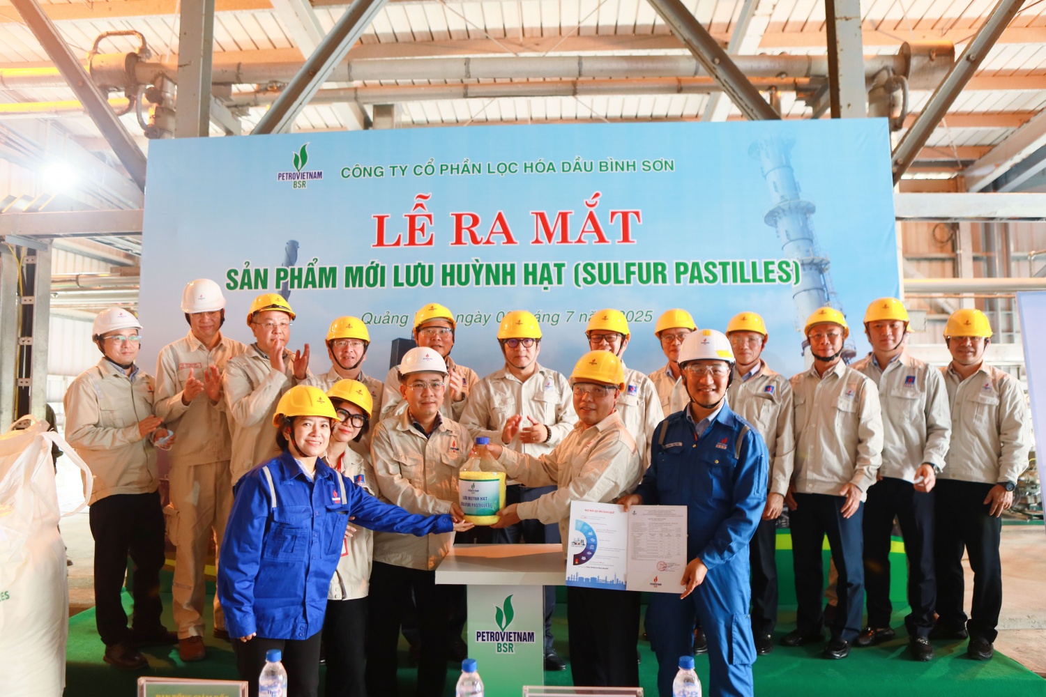 Đại diện BSR thực hiện nghi thức bàn giao sản phẩm và chứng thư chất lượng cho nhà thầu