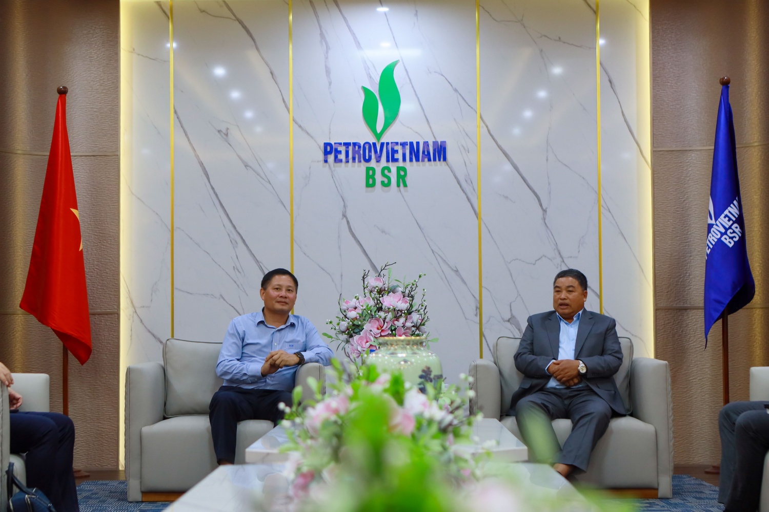 Tổng Giám đốc Angtaen Sydavong (bên phải) trao đổi các thông tin liên quan với Chủ tịch HĐQT BSR Bùi Ngọc Dương.