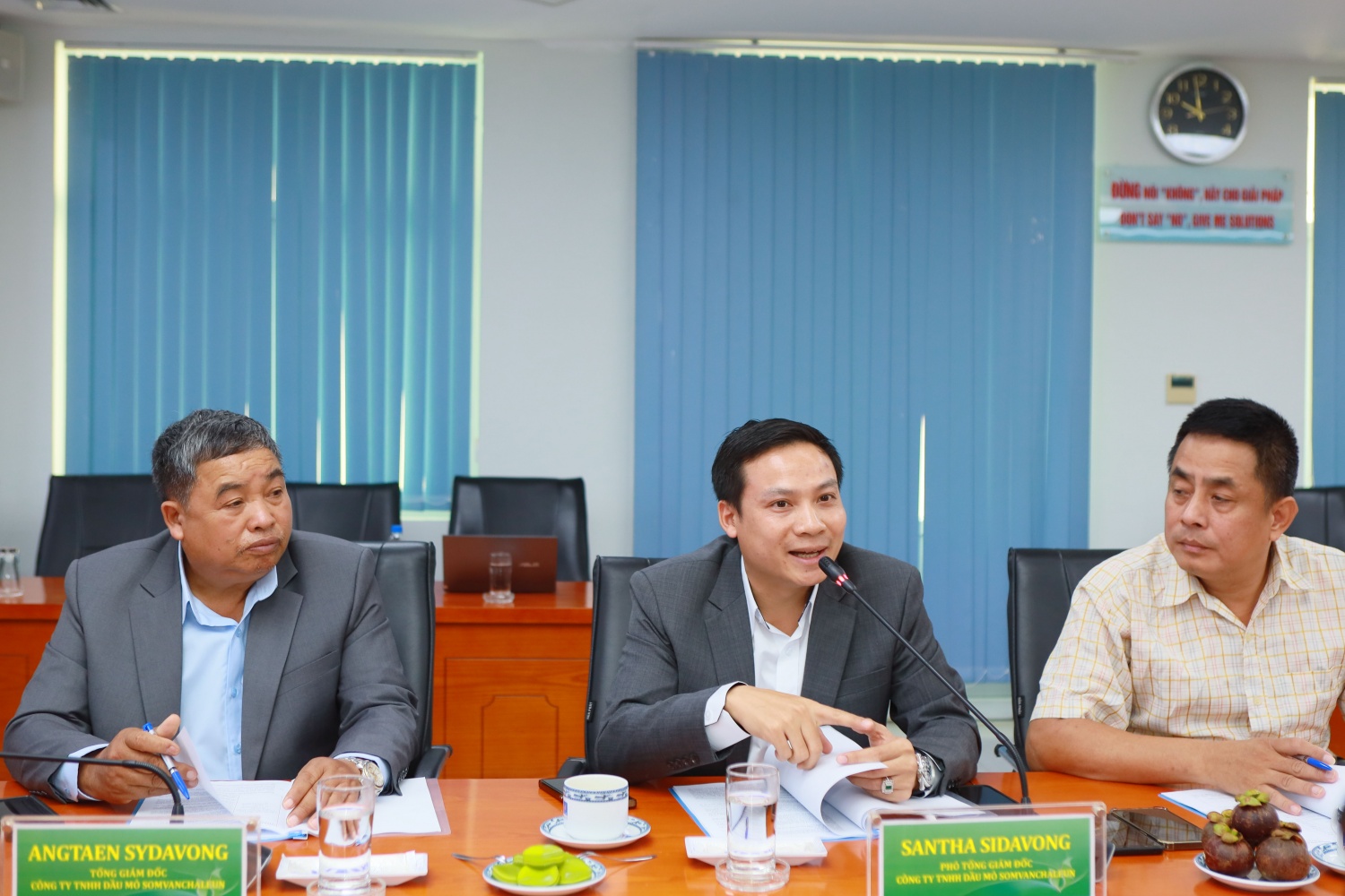 Đại diện Somvanchaleun trao đổi các nội dung liên quan đến hợp tác giữa 2 đơn vị
