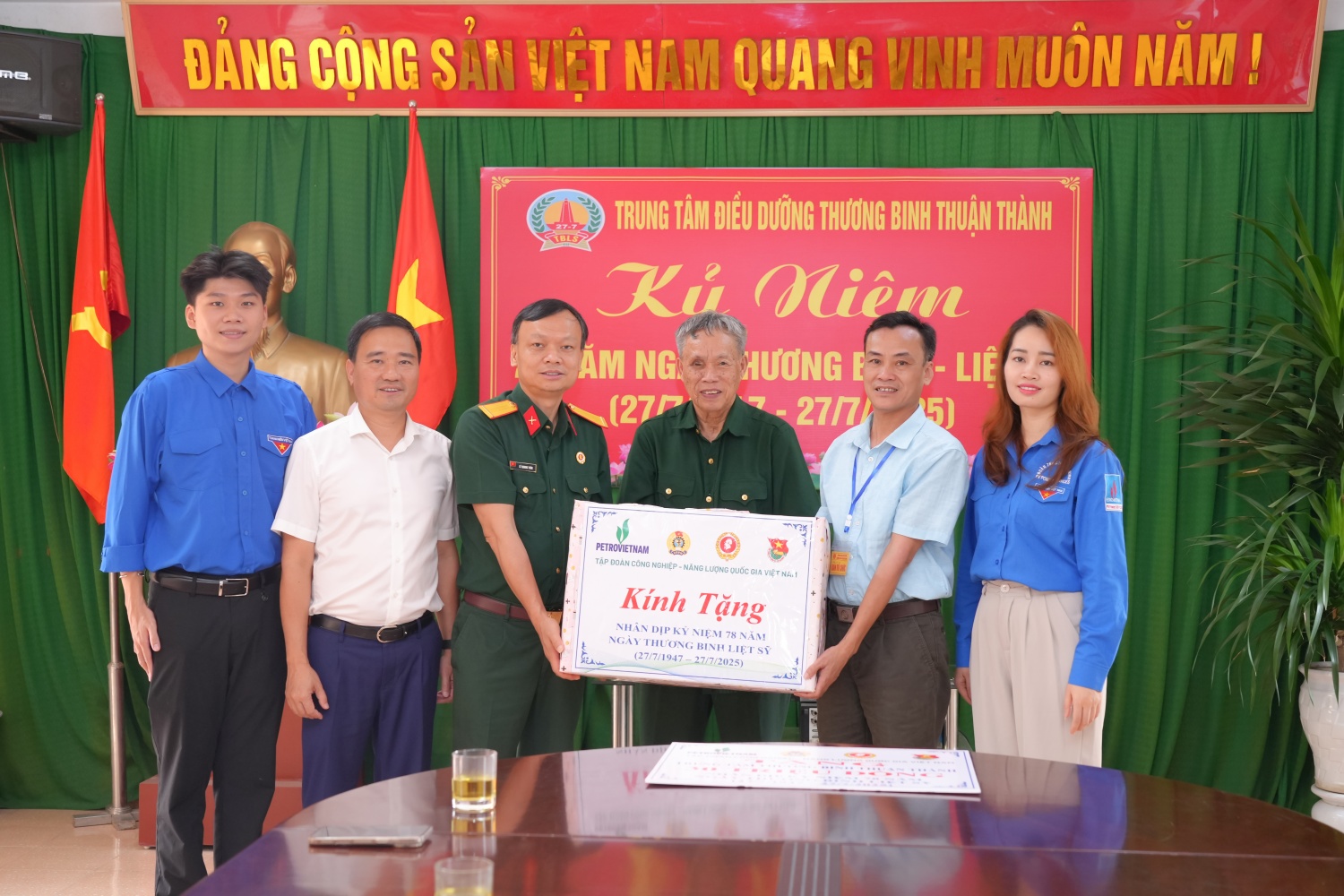 Đoàn công tác tặng quà và trao hỗ trợ cho các thương binh, bệnh binh