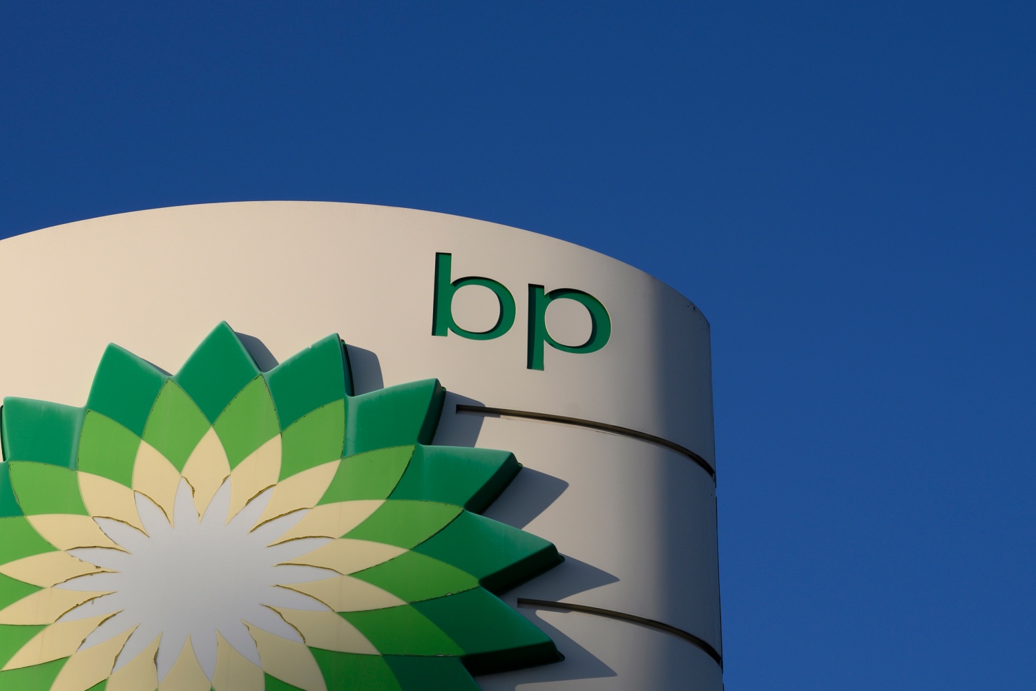 Thấy gì từ các vụ sáp nhập trong ngành dầu khí? Thấy gì từ các vụ sáp nhập trong ngành dầu khí?