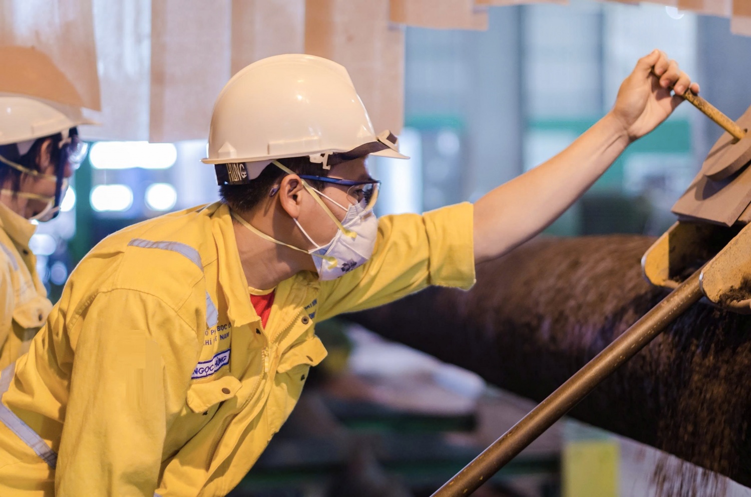 Nhân sự PV GAS COATING vận hành dây chuyền bọc ống cho các Dự án. Nhân sự PV GAS COATING vận hành dây chuyền bọc ống cho các Dự án.