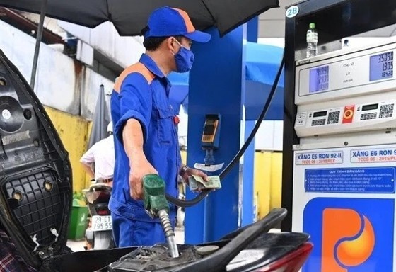 Giá xăng tiếp tục giảm từ 15h ngày 24/7