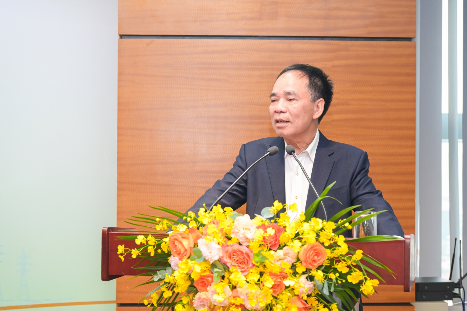 TS. Nguyễn Quốc Thập – Chủ tịch Hội Dầu khí Việt phát biểu khai mạc diễn đàn TS. Nguyễn Quốc Thập – Chủ tịch Hội Dầu khí Việt phát biểu khai mạc diễn đàn