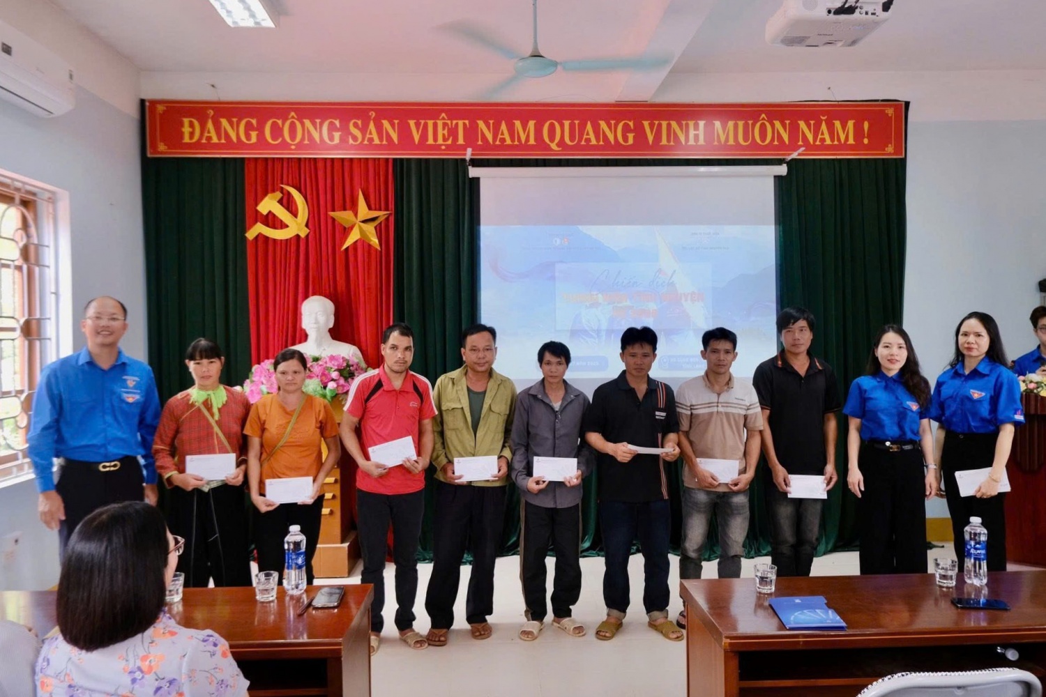 Đoàn Thanh niên PVPower cũng đã trao tặng 30 phần quà nghĩa tình tới các hộ gia đình chính sách và bà con dân tộc thiểu số có hoàn cảnh khó khăn tại hai xã Ba Sơn và Công Sơn