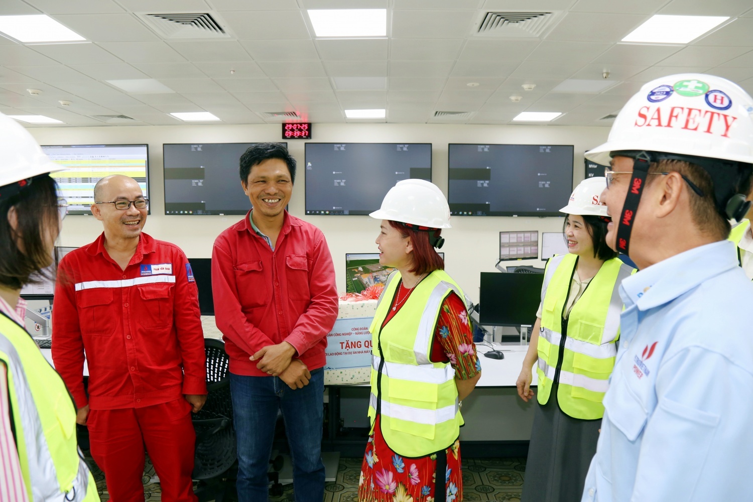 Không khí chào mừng Đại hội Đảng bộ Tập đoàn Công nghiệp - Năng lượng Quốc gia Việt Nam lần thứ IV, nhiệm kỳ 2025-2030 Không khí chào mừng Đại hội Đảng bộ Tập đoàn Công nghiệp - Năng lượng Quốc gia Việt Nam lần thứ IV, nhiệm kỳ 2025-2030