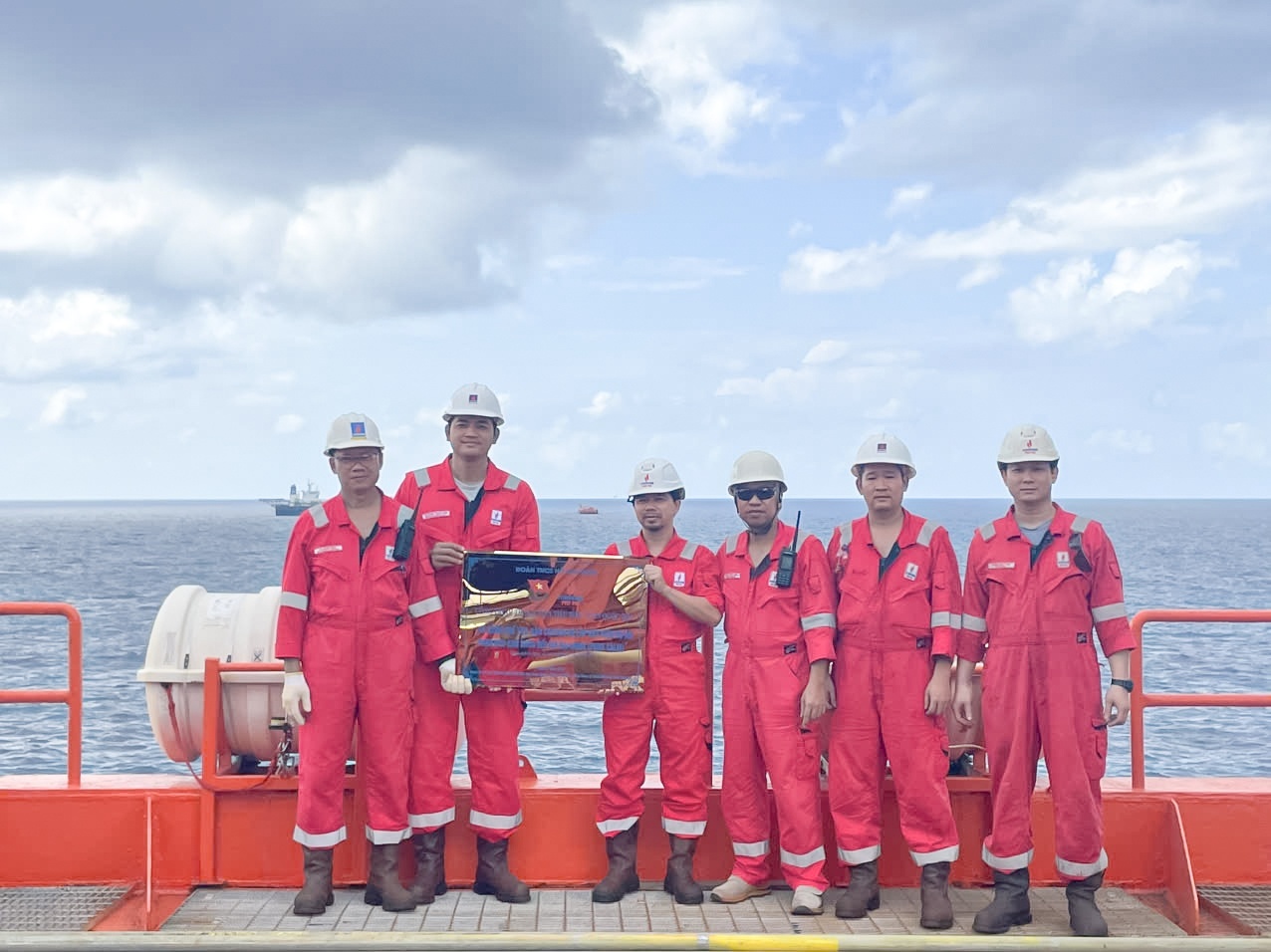 Không khí chào mừng Đại hội Đảng bộ Tập đoàn Công nghiệp - Năng lượng Quốc gia Việt Nam lần thứ IV, nhiệm kỳ 2025-2030 Không khí chào mừng Đại hội Đảng bộ Tập đoàn Công nghiệp - Năng lượng Quốc gia Việt Nam lần thứ IV, nhiệm kỳ 2025-2030