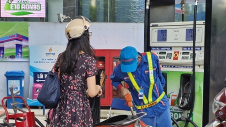 Người dân bắt đầu làm quen với xăng E10