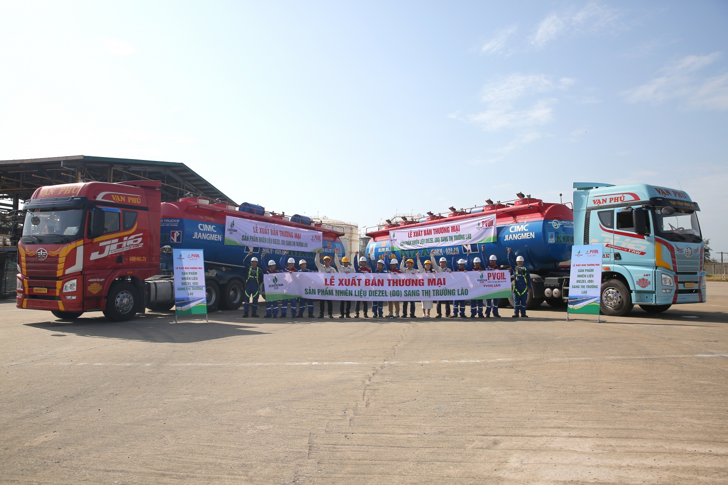 Ban lãnh đạo NMLD Dung Quất, đại diện các ban chuyên môn BSR và PVOIL  chào mừng xuất khẩu những lô dầu DO đầu tiên sang thị trường Lào