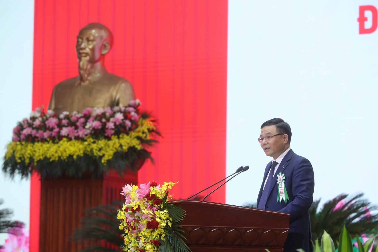 Đồng chí Lê Mạnh Hùng, Bí thư Đảng uỷ, Chủ tịch HĐTV Petrovietnam kêu gọi toàn thể cán bộ, kỹ sư, công nhân và người lao động Petrovietnam tiếp tục phát huy tinh thần trách nhiệm, chủ động, đổi mới, dám nghĩ, dám làm, thi đua phấn đấu hoàn thành xuất sắc 