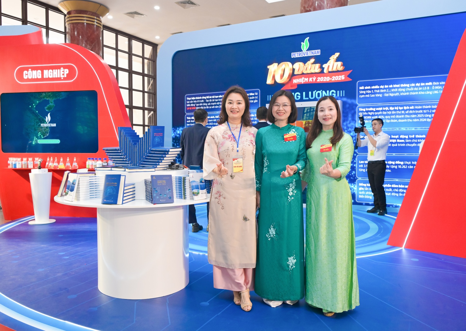 Các đại biểu tham quan khu triển lãm ảnh dấu ấn nhiệm kỳ 2020-2025 Đảng bộ Petrovietnam Các đại biểu tham quan khu triển lãm ảnh dấu ấn nhiệm kỳ 2020-2025 Đảng bộ Petrovietnam
