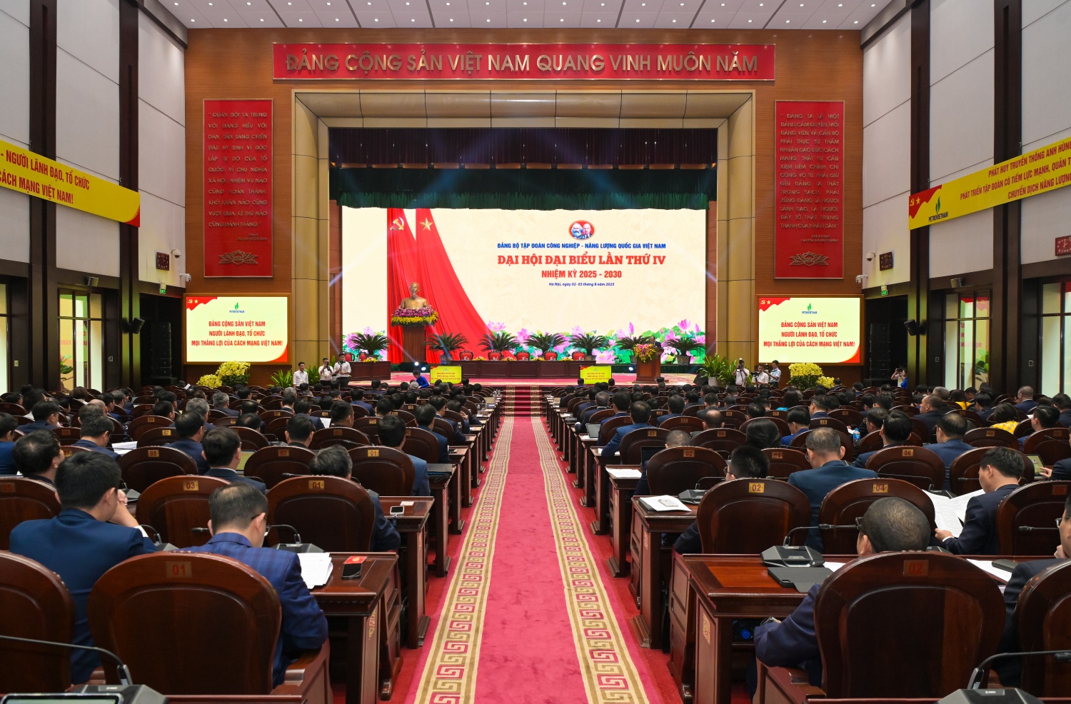 [Chùm ảnh] Phiên trù bị Đại hội Đại biểu Đảng bộ Petrovietnam lần thứ IV, nhiệm kỳ 2025-2030