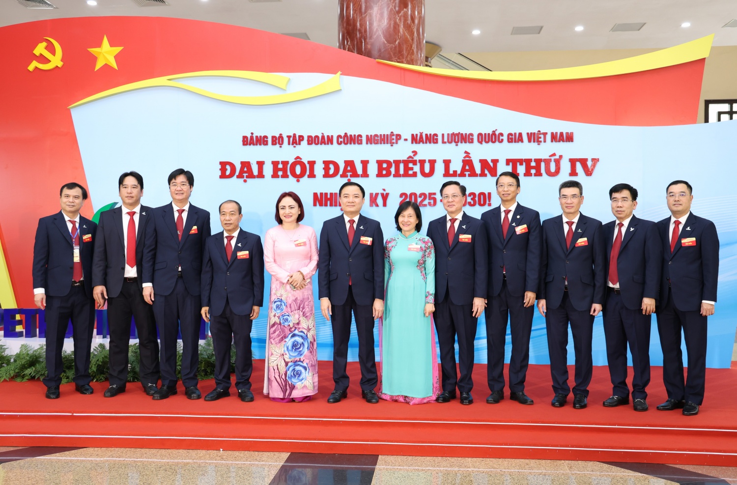 Các đại biểu chụp ảnh lưu niệm tại Hội nghị