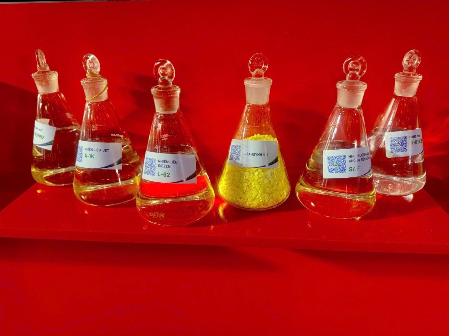 Các sản phẩm của Nhà máy Lọc dầu Dung Quất được trưng bày tại Đại hội