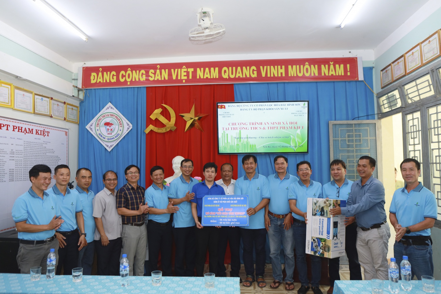 Đoàn thực hiện chương trình an sinh cũng dành tặng máy lọc nước và bàn ghế để giúp Nhà trường đảm bảo việc chăm sóc cho các em học sinh.