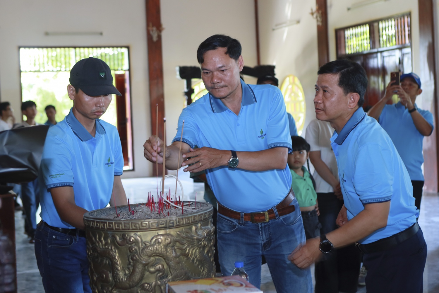 Các CBCNV thắp những nén hương tri ân và ghi nhớ những công lao to lớn của các anh hùng liệt sĩ đã ngã xuống vì sự nghiệp độc lập, tự do của dân tộc.