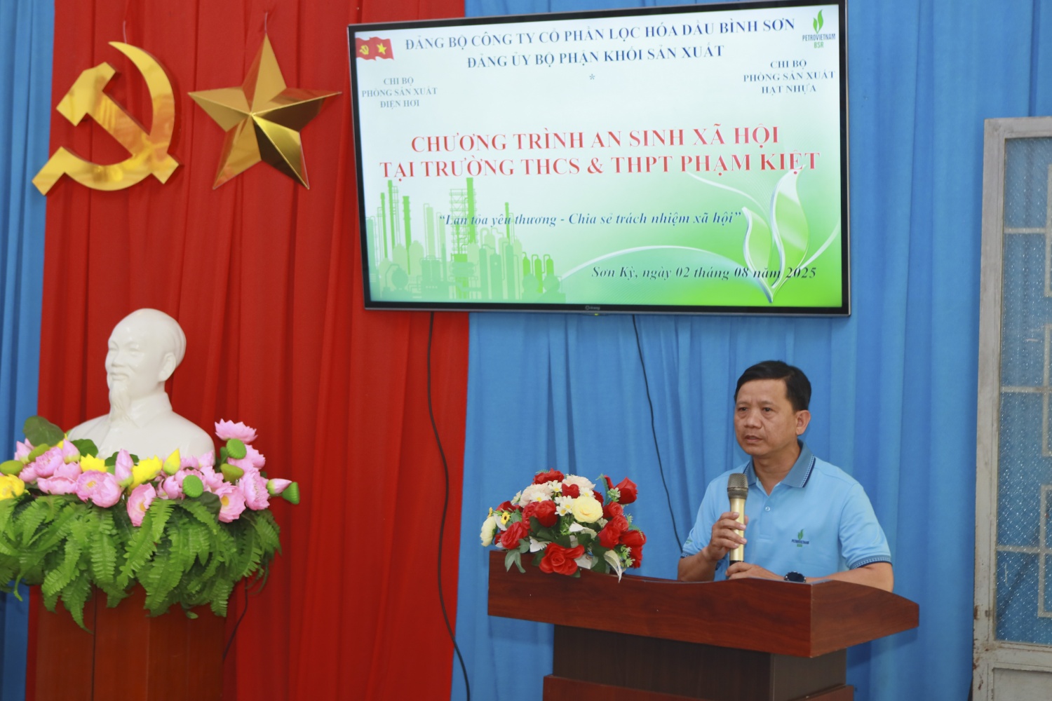 Đồng chí Nguyễn Anh Tâm – Bí thư Chi bộ Bí thư Chibộ phòngsản xuấthạt nhựa  phát biểu chia sẻ về những khó khăn của các thầy cô giáo và học sinh Trường THCS&THPT Phạm Kiệt.