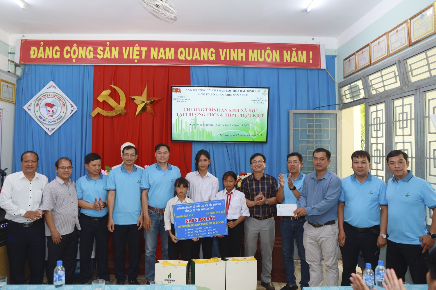 Chi bộ Sản xuất Điện hơi và Sản xuất Hạt nhựa cũng tổ chức nhận đỡ đầu cho 3 em học sinh có hoàn cảnh đặc biệt khó khăn để hỗ trợ việc học tập cho năm học mới.