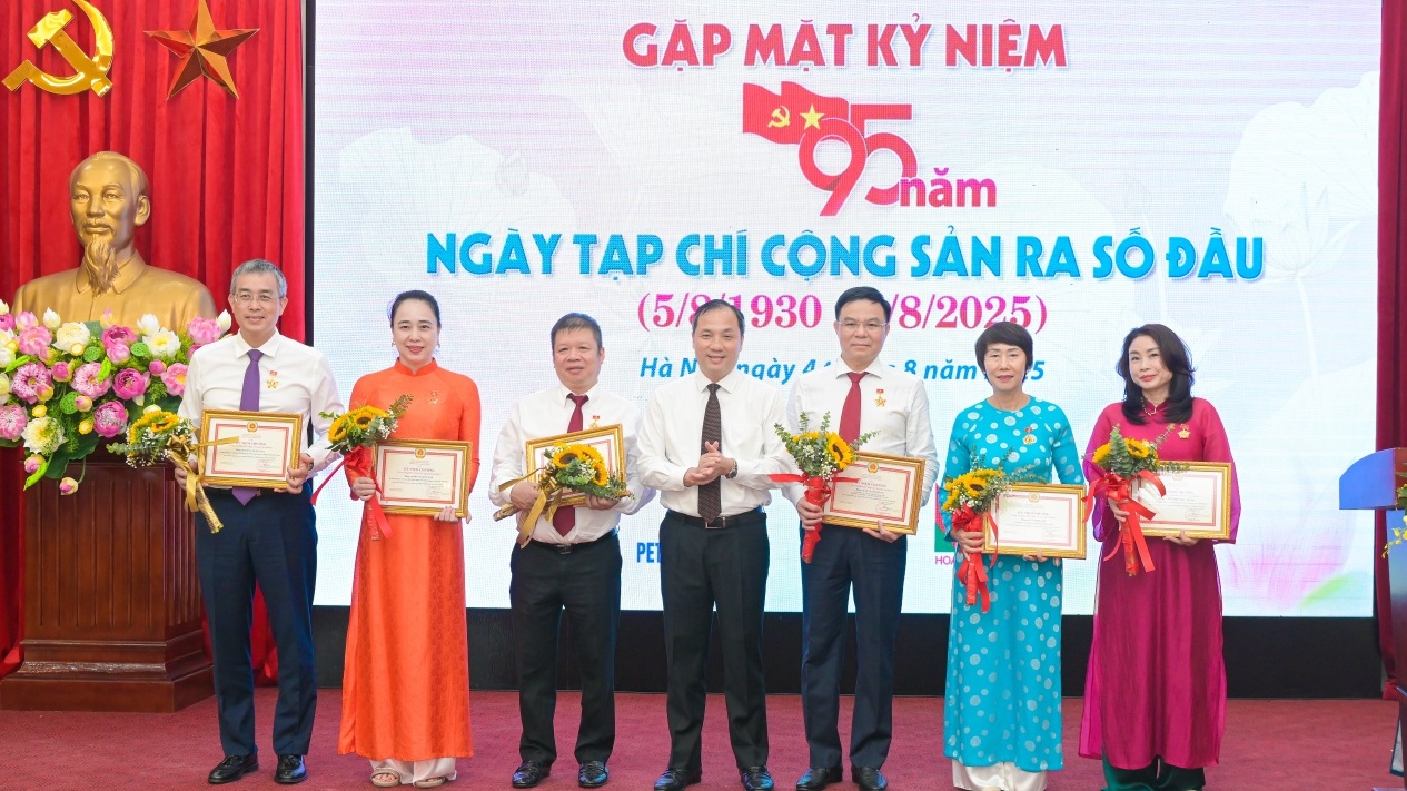 Chủ tịch HĐTV Petrovietnam Lê Mạnh Hùng được vinh danh với nhiều đóng góp cho Tạp chí Cộng sản