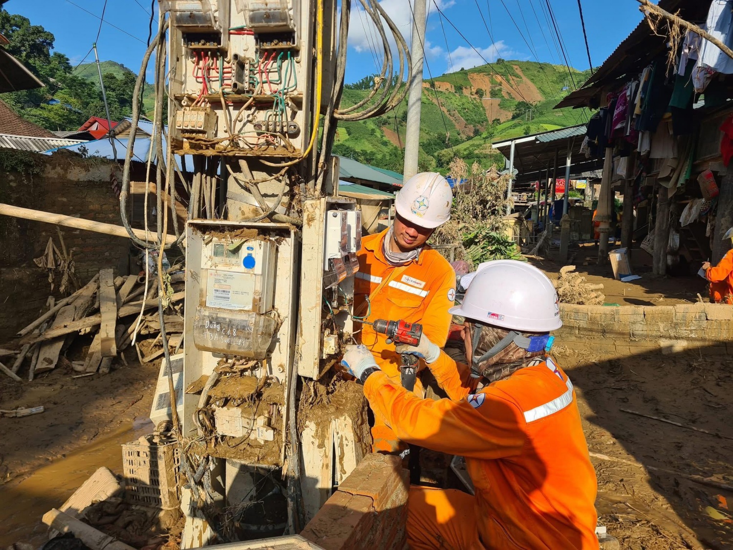 Hoàn tất khôi phục cấp điện cho người dân vùng lũ Điện Biên