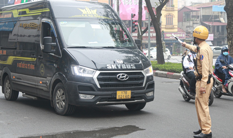 Siết chặt xử phạt để ngăn xe hợp đồng trá hình gom khách lẻ như tuyến cố định