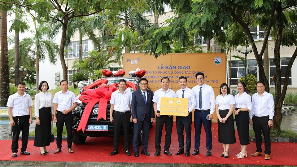 PVcomBank trao tặng xe ô tô phục vụ công tác cho Bệnh viện Đa khoa huyện Ba Vì