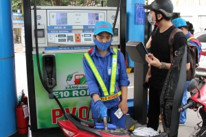 Giá xăng tăng nhẹ, vượt mốc 20.000 đồng/lít