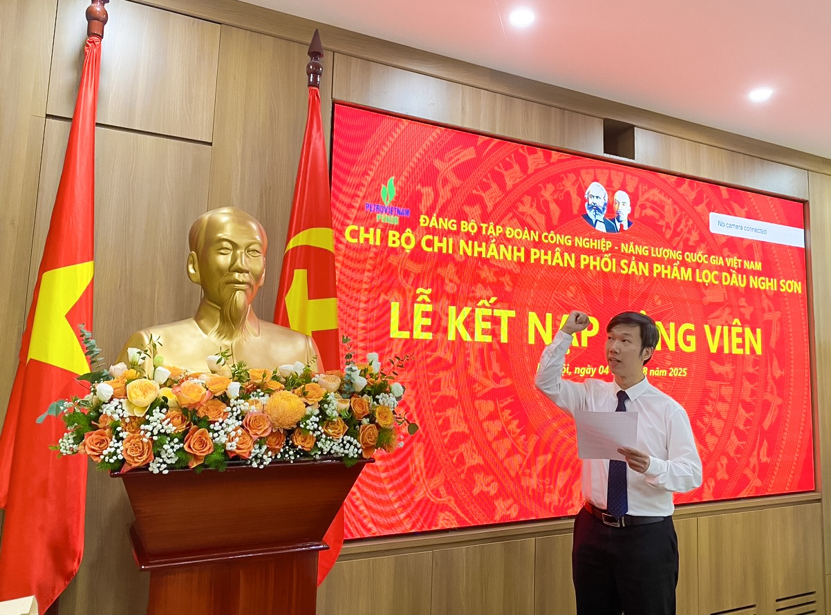 Các quần chúng ưu tú đọc lời tuyên thệ.