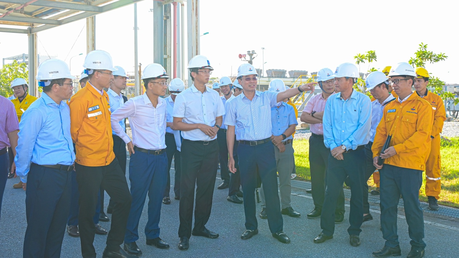 Lãnh đạo Petrovietnam và PV GAS khảo sát hoạt động và trồng cây lưu niệm tại Trung tâm Phân phối khí Tiền Hải