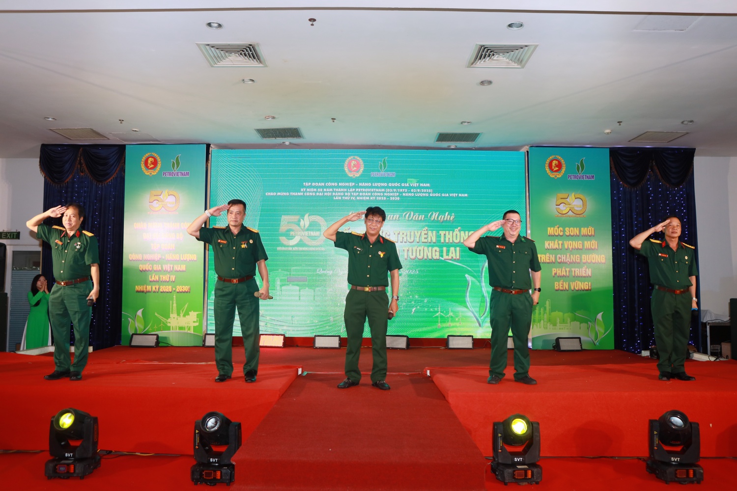 Mở đầu phần 3 là tiết mục tốp ca “Bước chân trên dãy trường sơn” do các hội viên Hội CCB BSR trình bày. Tiết mục với những giai điệu hào hùng, âm vang lịch sử đã tiếp tục truyền lửa tinh thần tự hào dân tộc, sắt son một lòng cống hiến, phụng sự đất nước.