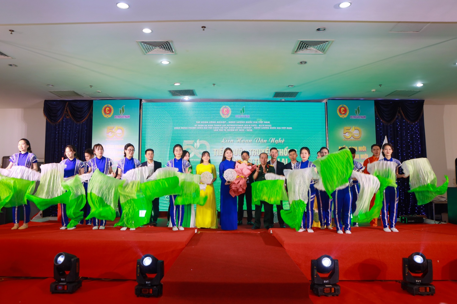 Chương trình Liên hoan văn nghệ “Tiếp bước truyền thống, kiến tạo tương lai” đã để lại nhiều ấn tượng đối với các đại biểu tham dự Chương trình. Qua đó, tiếp tục lan tỏa tinh thần “Một đội ngũ, một mục tiêu” đến toàn thể cán bộ, đảng viên, đoàn viên, hội 